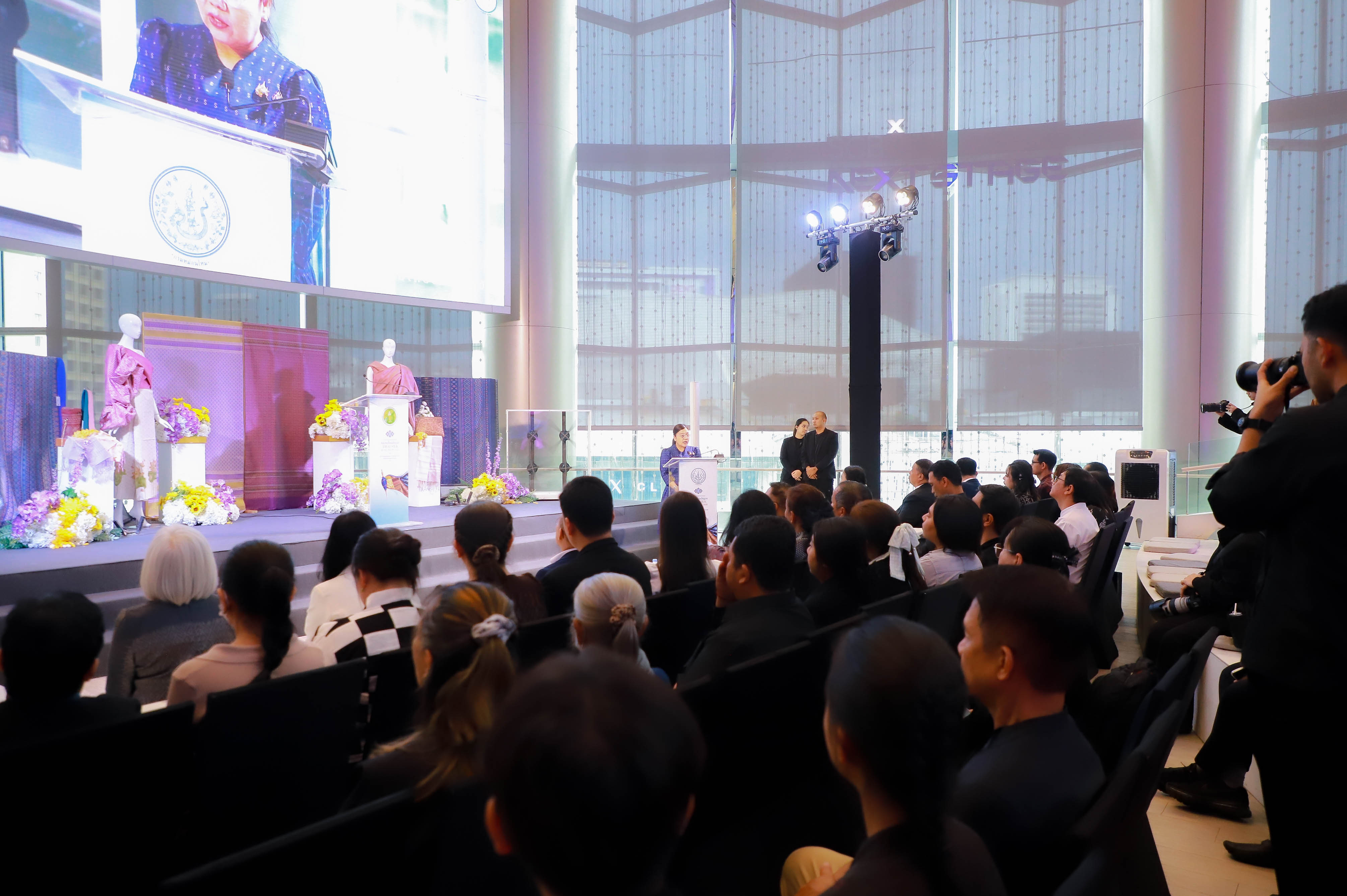 title - ผู้ตรวจราชการ ส.ป.ก. ร่วมพิธีเปิดงานหม่อนไหมสัญจร ณ กรุงเทพมหานครและจังหวัดนนทบุรี ครั้งที่ 3